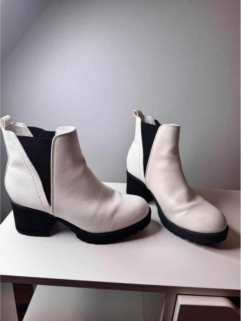 Mia Chelsea boot ￼size 8